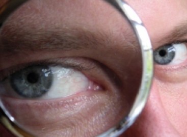 Dwangsom voor mogelijk illegaal adviseren