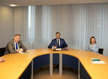 De Jonge en woningmarktpartijen tekenen verbeterplan voor eerlijk en transparant koopproces